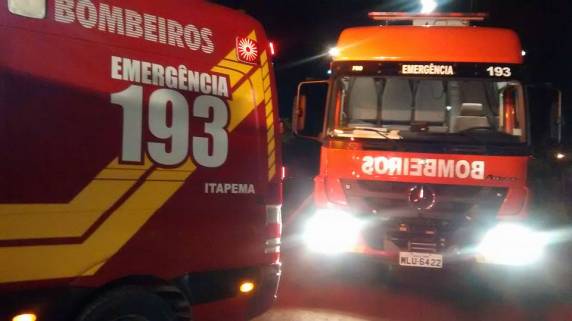 Incêndio consome uma casa no Morretes em Itapema - foto 5