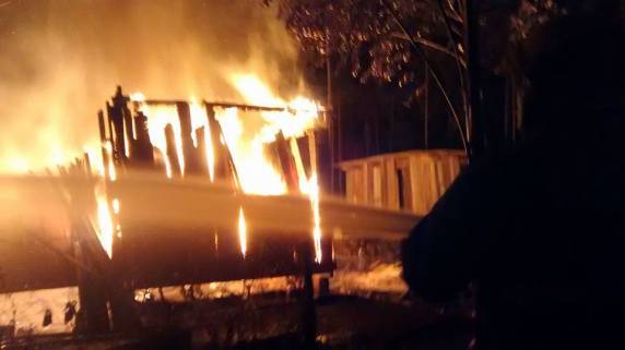 Incêndio consome uma casa no Morretes em Itapema - foto 3