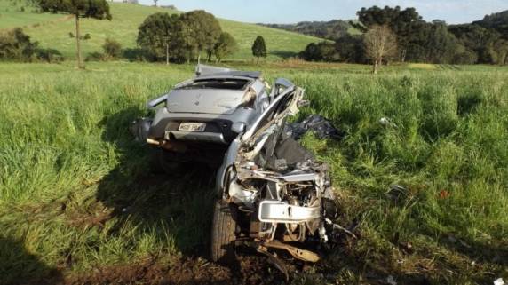 Homem morre após bater carro 

contra carreta em rodovia no RS - foto 2