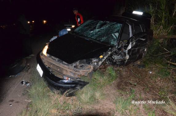 Motorista se envolve em abalroamento na cidade e depois em grave acidente na ERS-404 em 

Sarandi - foto 3