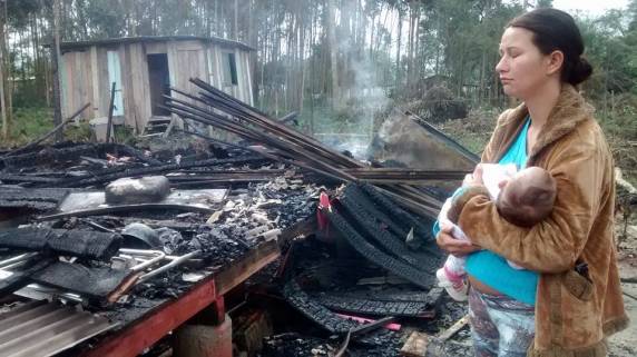 Família perde tudo em incêndio na cidade de Itapema - foto 3
