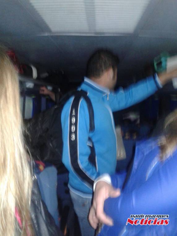 Excesso de passageiros em ônibus da linha Três de Maio-Santa Rosa, pode
representar perigo - foto 3