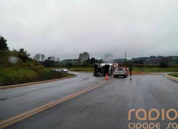 Carreta tomba na ERS-344 em Santa 

Rosa - foto 3
