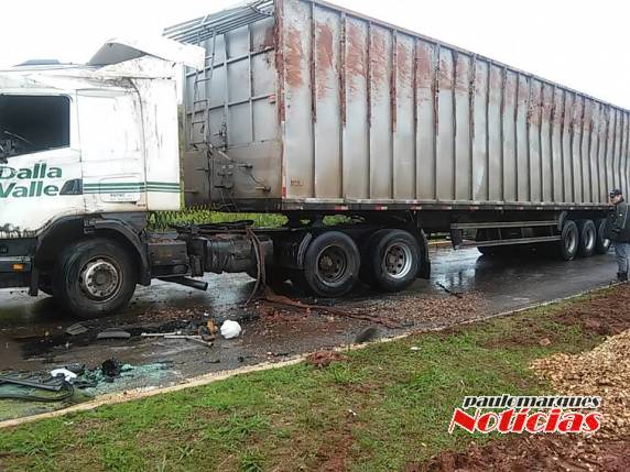 Carreta tomba na ERS-344 em Santa 

Rosa - foto 5