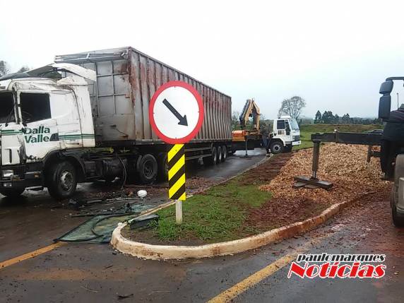 Carreta tomba na ERS-344 em Santa 

Rosa - foto 4