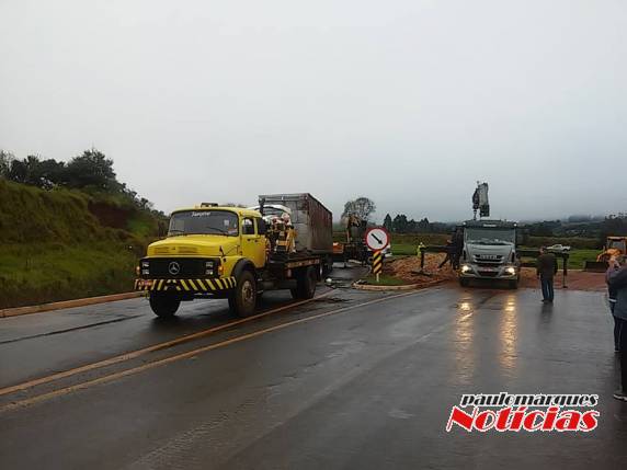 Carreta tomba na ERS-344 em Santa 

Rosa - foto 7