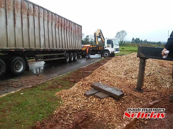 Carreta tomba na ERS-344 em Santa 

Rosa - foto 6