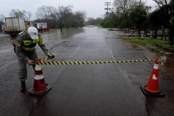 Rio Vacacaí-Mirim transborda e desvio é levado pela água na Rua Angelin Bortoluzzi em Camobi - foto 2
