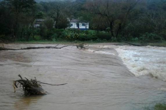 Rio Vacacaí-Mirim transborda e desvio é levado pela água na Rua Angelin Bortoluzzi em Camobi - foto 6