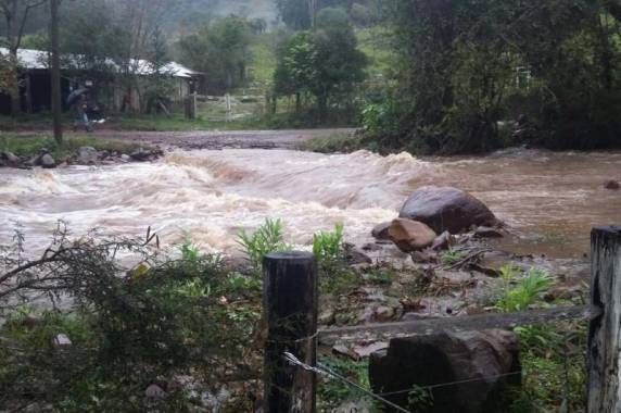 Rio Vacacaí-Mirim transborda e desvio é levado pela água na Rua Angelin Bortoluzzi em Camobi - foto 5
