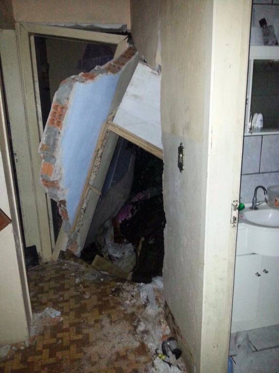 Cerca de 25% da laje da casa de dois pisos cedeu, segundo bombeiros
