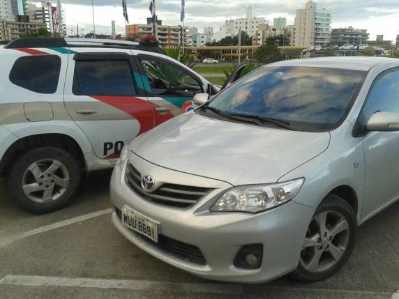 Polícia Militar de Itapema prende homem com veículo roubado - foto 4