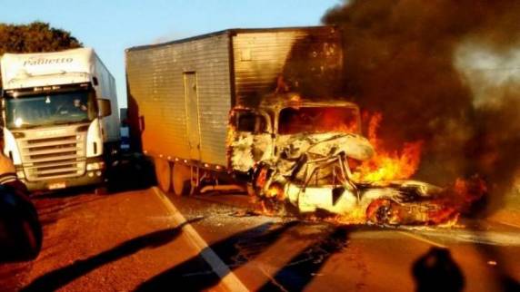 Motorista morre carbonizado após acidente entre caminhão e carro em rodovia no Estado do Paraná - foto 2