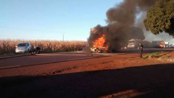 Motorista morre carbonizado após acidente entre caminhão e carro em rodovia no Estado do Paraná - foto 3