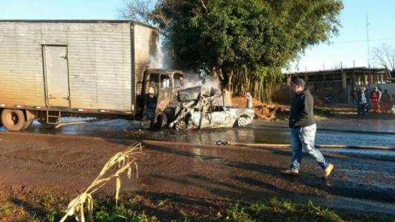 Motorista morre carbonizado após acidente entre caminhão e carro em rodovia no Estado do Paraná - foto 4
