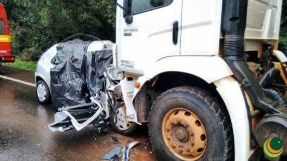 Colisão frontal entre carro e
caminhão deixa três mortos em Estação - foto 3