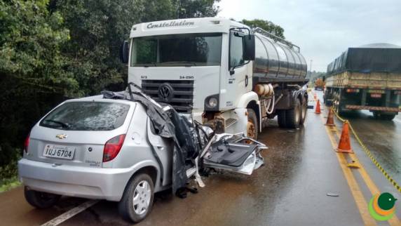 Colisão frontal entre carro e
caminhão deixa três mortos em Estação - foto 4