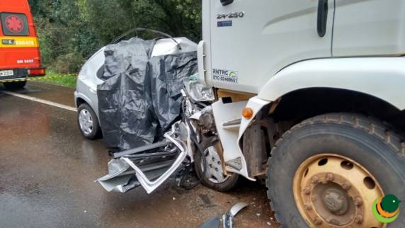 Colisão frontal entre carro e
caminhão deixa três mortos em Estação - foto 2