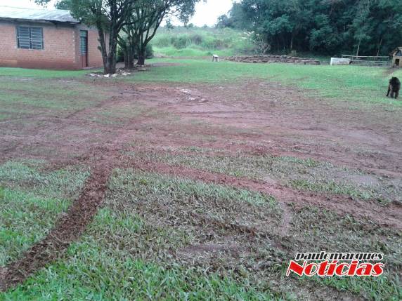 Obra inacabada provoca transtornos 

para moradores em Três de Maio - foto 2
