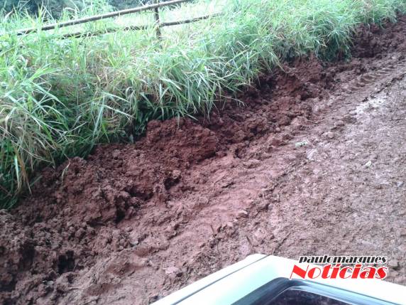 Obra inacabada provoca transtornos 

para moradores em Três de Maio - foto 6