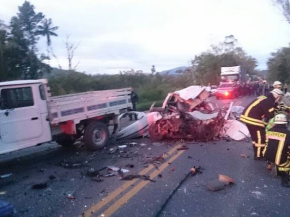 Colisão entre três veículos deixa 4 mortos na BR-470, em SC - foto 4