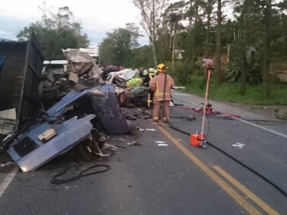 Colisão entre três veículos deixa 4 mortos na BR-470, em SC - foto 3