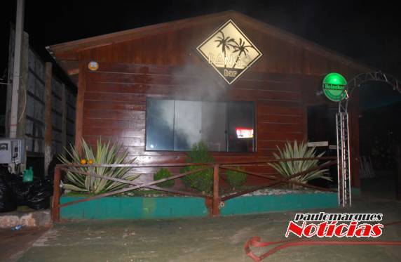 O que parecia incêndio era uma pane na máquina
de gelo seco de casa de eventos em Três de Maio - foto 3