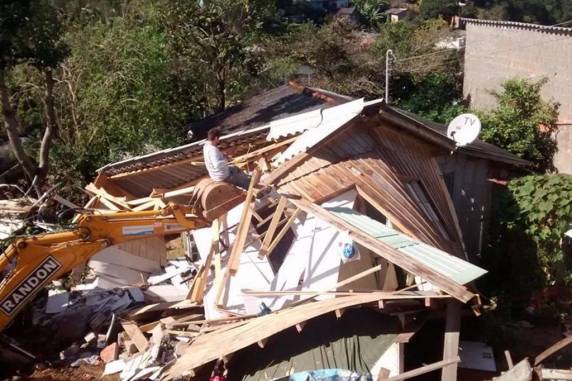 Senhora que perdeu a casa em desmoronamento precisa de ajuda para reconstrução - foto 2
