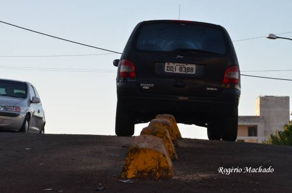 Motorista teve mal súbito e acavalou veículo em blocos de concreto de uma
avenida - foto 2