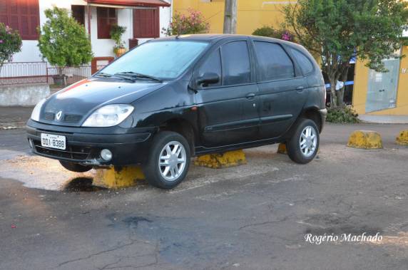 Motorista teve mal súbito e acavalou veículo em blocos de concreto de uma
avenida - foto 3