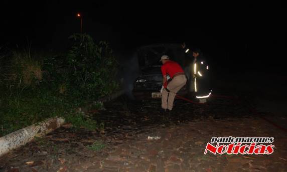 Veículo furtado em Redentora é
consumido pelo fogo em Três de Maio - foto 2