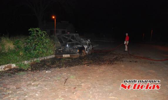 Veículo furtado em Redentora é
consumido pelo fogo em Três de Maio - foto 3