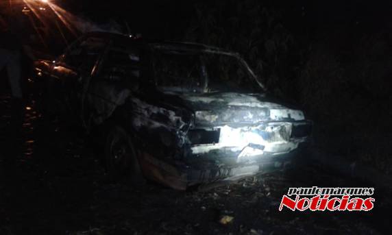 Veículo furtado em Redentora é
consumido pelo fogo em Três de Maio - foto 4
