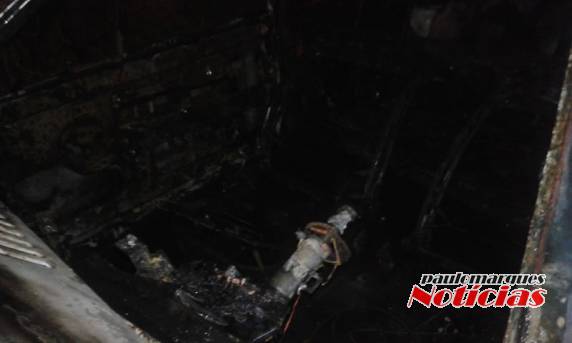 Veículo furtado em Redentora é
consumido pelo fogo em Três de Maio - foto 7