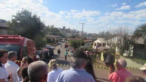 Criança
de 12 nos morre ao ser atingida por um caminhão em Santa Rosa - foto 5