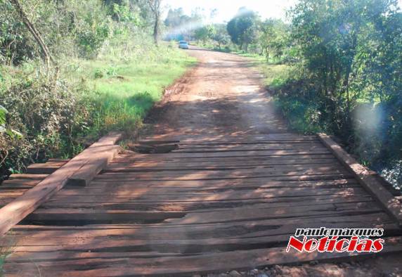 Ponte que faz ligação entre dois bairros está próxima de cair em Três de Maio - foto 2