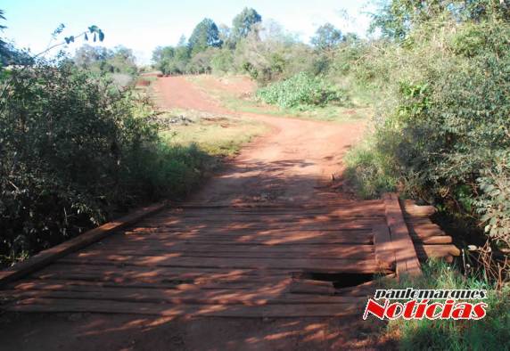 Ponte que faz ligação entre dois bairros está próxima de cair em Três de Maio - foto 7