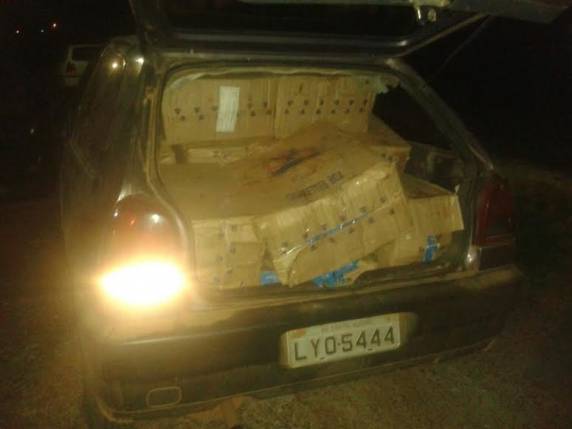 Motorista do automóvel que transportava o contrabando, conseguiu fugir para um mato