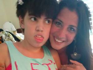 Mãe terá de vender próprias
roupas para custear tratamento de filha no RS - foto 5