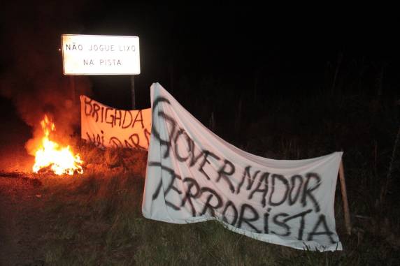 Primeiro protesto contra o Governador Sartori na 

região Central do Estado é registrado em Santiago - foto 2