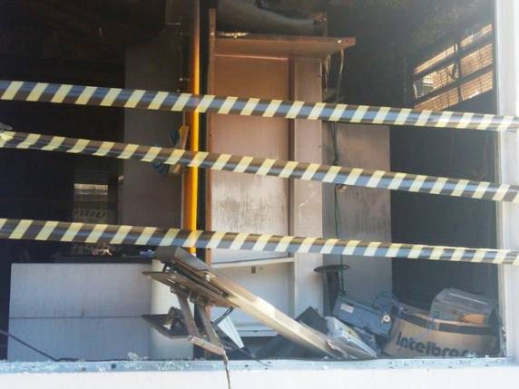 Incêndio atinge agência bancária durante assalto em
Blumenau - foto 3