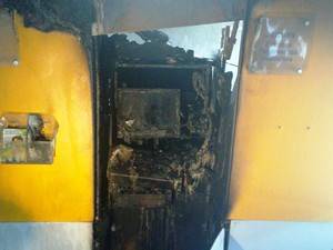 Incêndio atinge agência bancária durante assalto em
Blumenau - foto 2