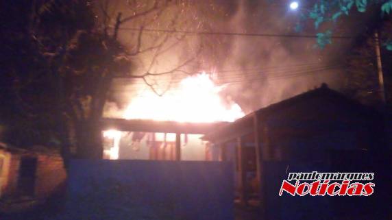 Casa é consumida pelo fogo no bairro Pró-Morar em Três de Maio - foto 3