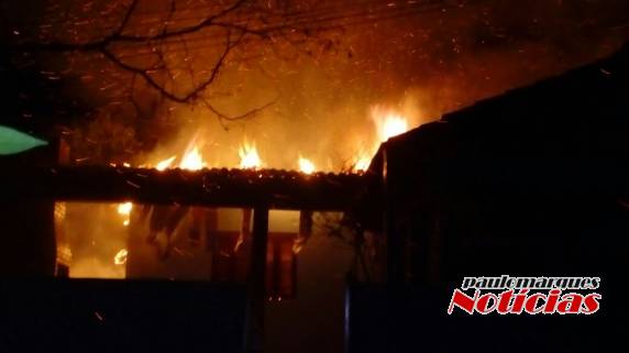 Casa é consumida pelo fogo no bairro Pró-Morar em Três de Maio - foto 2