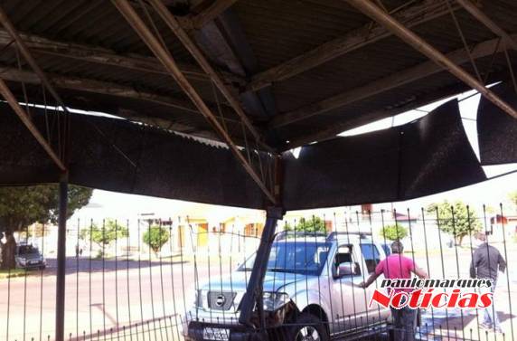Colisão ocasiona estragos em estrutura de garagem de veículos em Santo Ângelo - foto 2