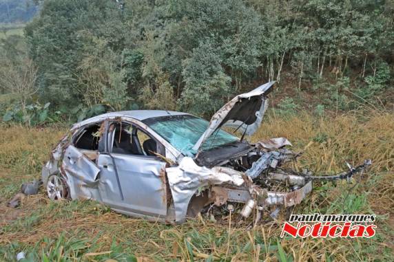 Colisão ocasiona estragos em estrutura de garagem de veículos em Santo Ângelo - foto 5