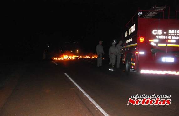 Manifestação com queima de pneus interrompeu o trânsito na BR-472 em Três de Maio - foto 5