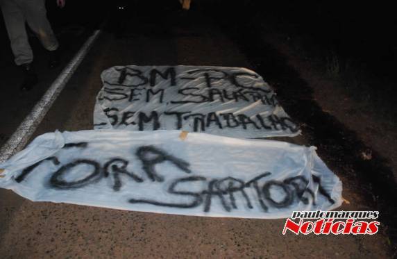 Manifestação com queima de pneus interrompeu o trânsito na BR-472 em Três de Maio - foto 2