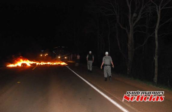 Manifestação com queima de pneus interrompeu o trânsito na BR-472 em Três de Maio - foto 3