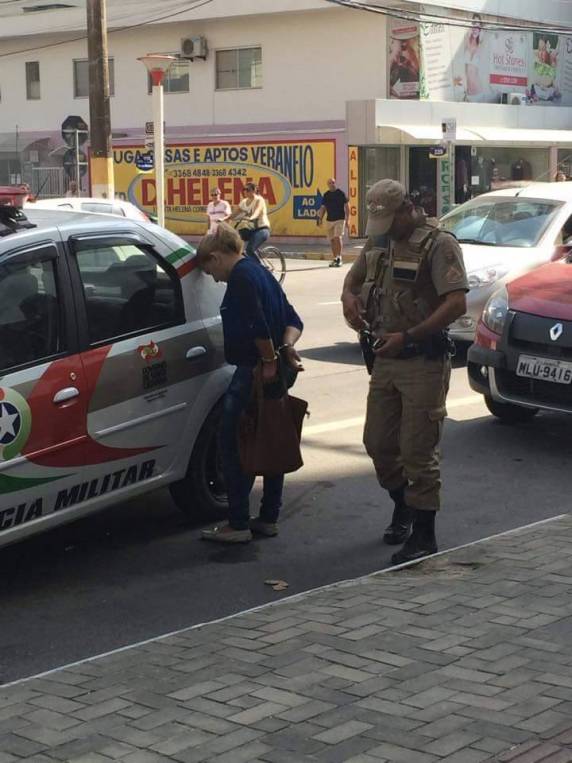 Polícia Militar de Itapema 

prende estelionatária - foto 2